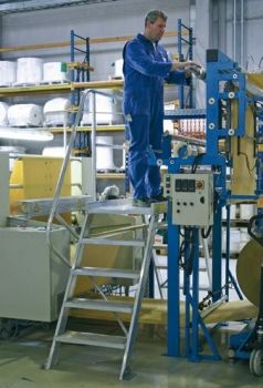 Лестница стационарная, 7 рифл. ступенек 800 мм из лёгк. металла, 45° Лестница стационарная, 7 рифл. ступенек 800 мм из лёгк. металла, 45°