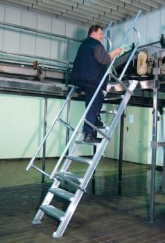 Лестница стационарная, 5 рифл. ступеньки 1000 мм из лёгк. металла, 45° Лестница стационарная, 5 рифл. ступеньки 1000 мм из лёгк. металла, 45°